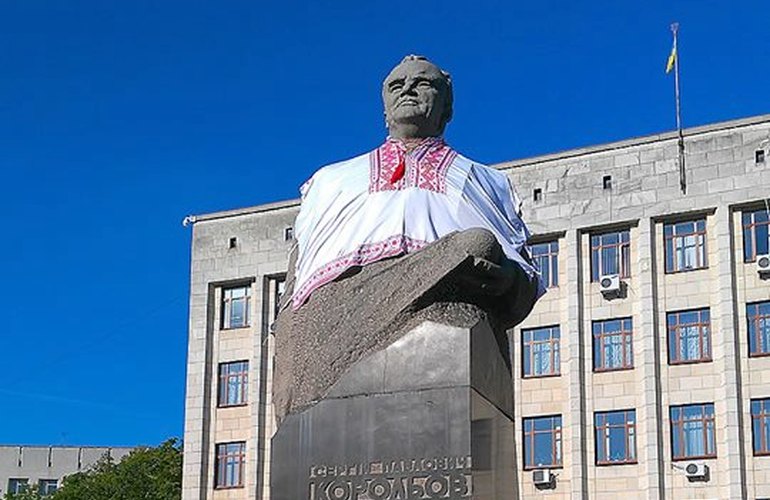 В Житомире памятник Королёву одели в огромную вышиванку