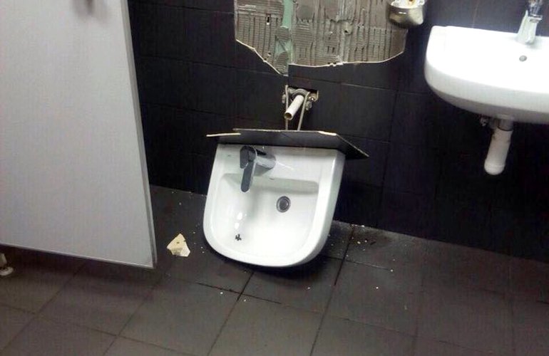 Туалетное селфи: ради классного снимка девушки сломали умывальник на АЗС в Житомире