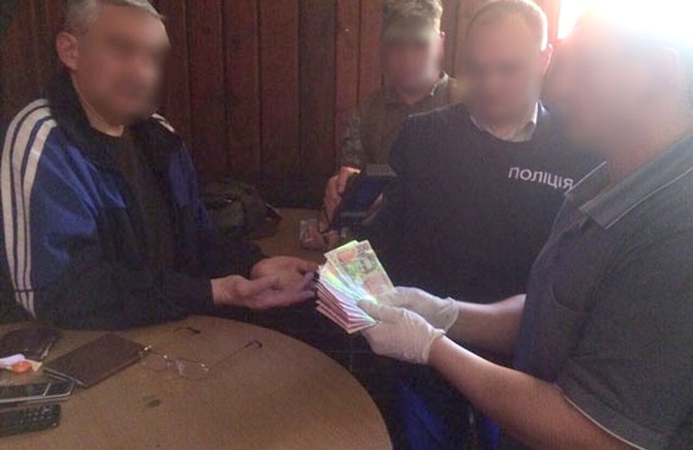 В Житомирской области задержали хирурга, который за деньги помогал «откосить» от службы в армии