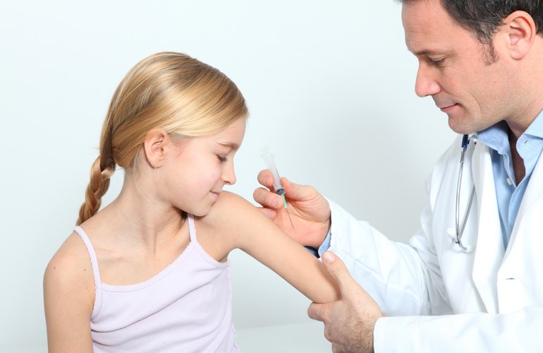 Почему необходимо делать прививки ребенку