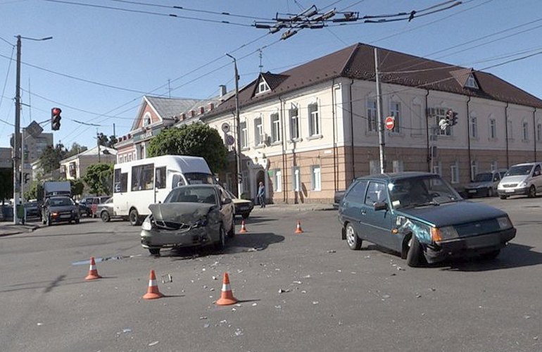 На перекрестке в центре Житомира столкнулись Daewoo и Таврия, есть пострадавшие. ФОТО
