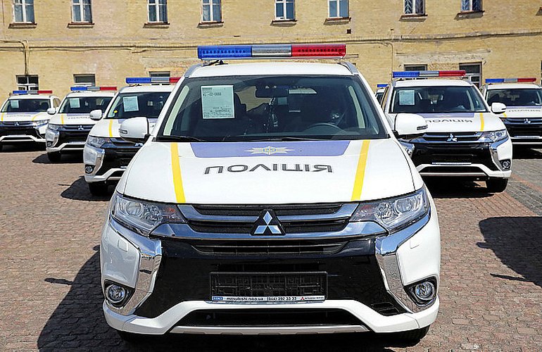 Япония передала украинской полиции 635 новеньких гибридных автомобилей Mitsubishi Outlander. ВИДЕО
