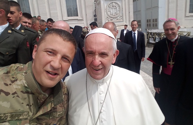 Ветеран АТО из Житомира Саша Швецов взорвал соцсеть своим селфи с Папой Римским. ФОТО