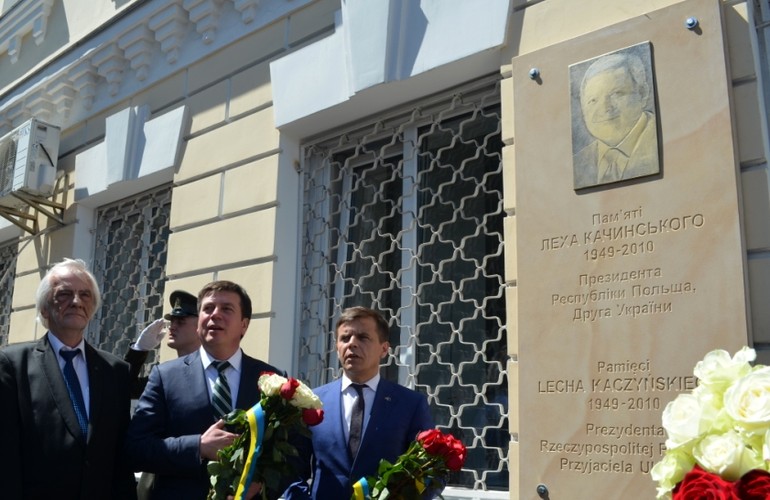 В Житомире открыли мемориальную доску погибшему в авиакатастрофе президенту Качиньскому. ФОТО