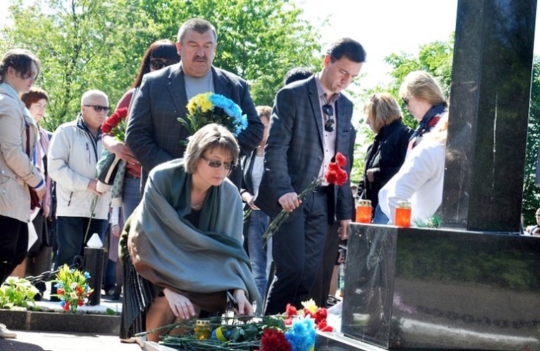 Возложением цветов в Житомире почтили память жертв политических репрессий. ФОТО