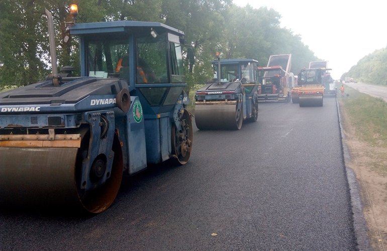 На трассе Житомир – Могилев-Подольский продолжают ремонт дорожного покрытия