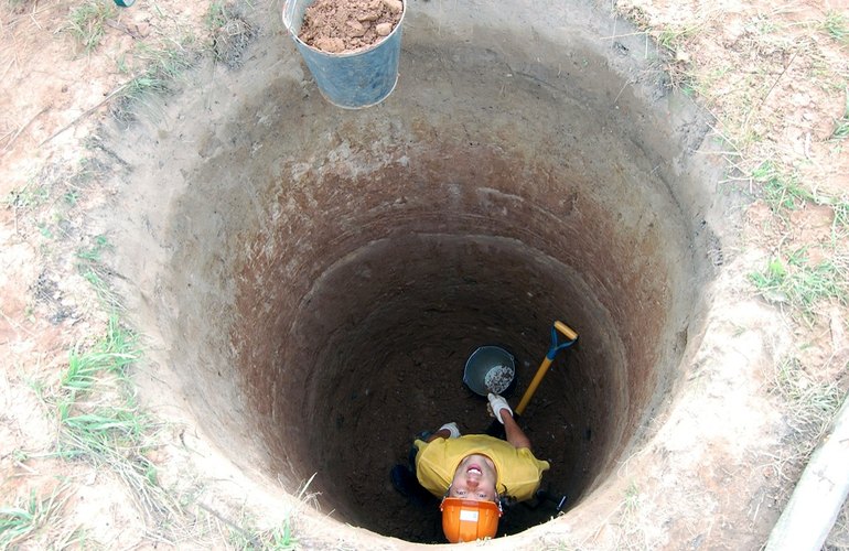 В Житомирской области мужчину засыпало землей при строительстве колодца