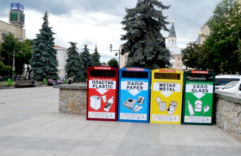 Пластик, бумага, металл и стекло: в Житомире установят 190 урн для раздельного сбора мусора. ФОТО