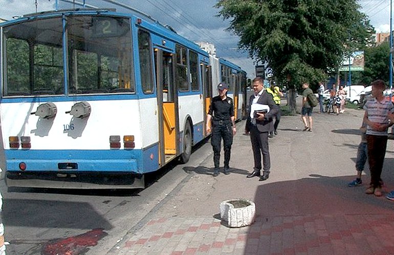 В Житомире на остановке троллейбус переехал пенсионерке ноги. ФОТО