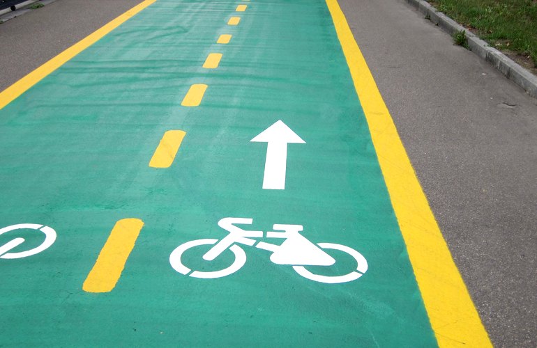 С маршрутки на велосипед: житомирянка предлагает построить в городе велодорожки