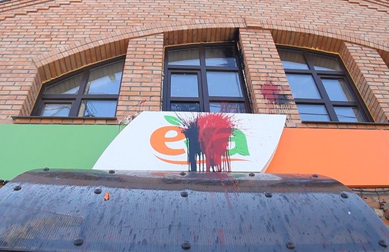 Ночью в Житомире облили краской фасад магазина активиста Арушаняна. ФОТО