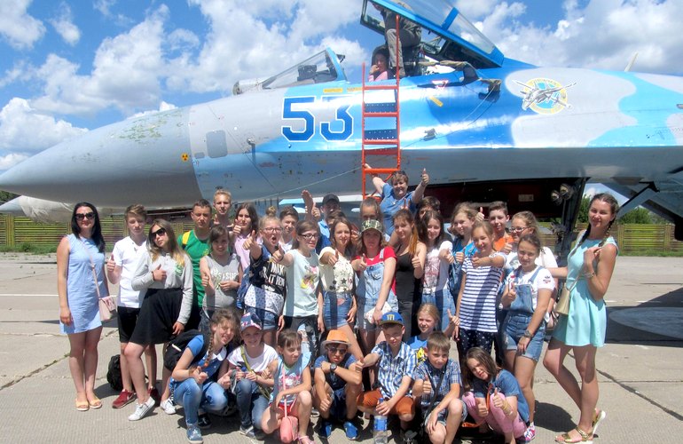 Житомирские детишки побывали на аэродроме «Озерное» и увидели боевые самолёты. ФОТО