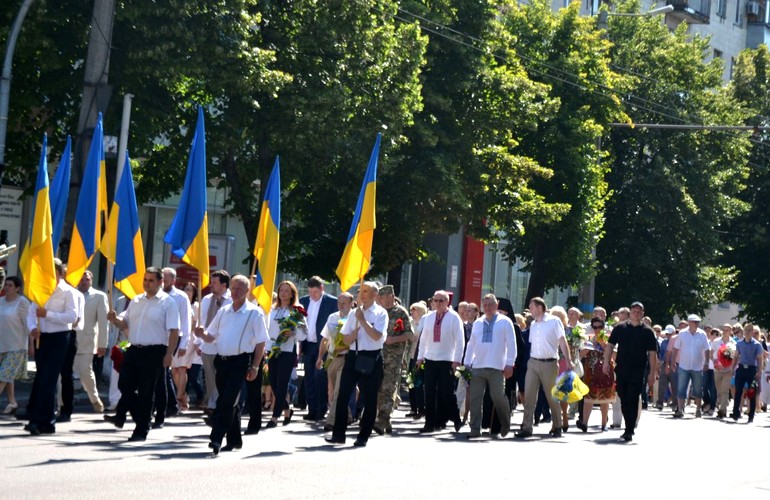 Возложение цветов и традиционное шествие. Власти Житомира отметили День Конституции