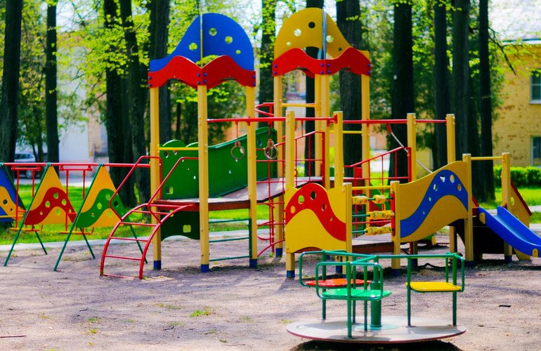 В Житомире хотят списать детские площадки, которые установили всего 3 года назад