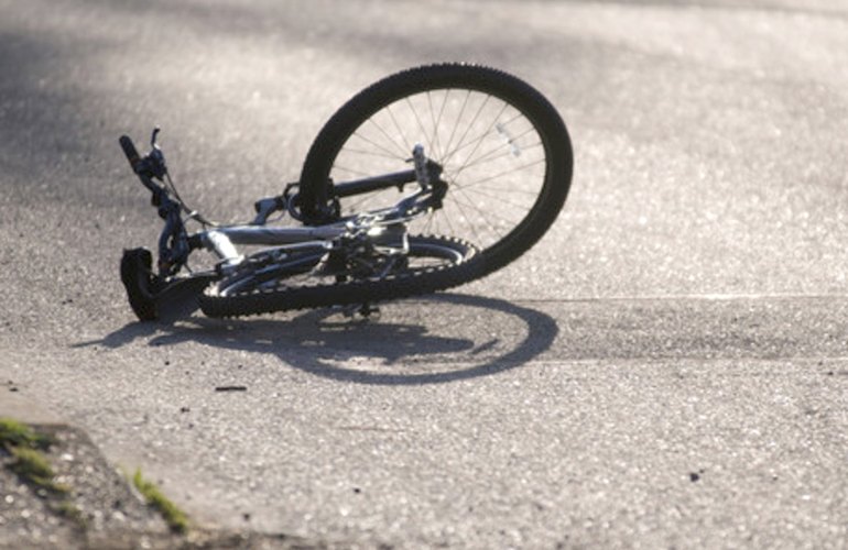 Двухколесное ДТП в под Житомиром: мотоциклист сбил велосипедиста и скрылся