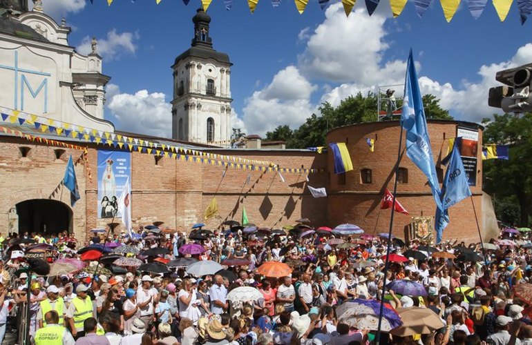 Тысячи верующих поклонились чудотворной иконе Матери Божьей в Бердичеве. ФОТОРЕПОРТАЖ