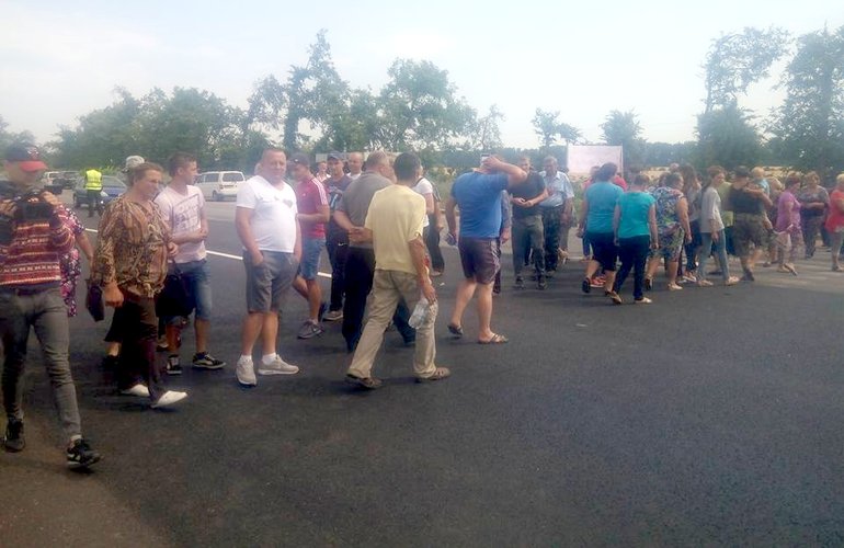 Селяне перекрывали трассу Житомир-Бердичев: люди требуют выделить земельные участки. ФОТО