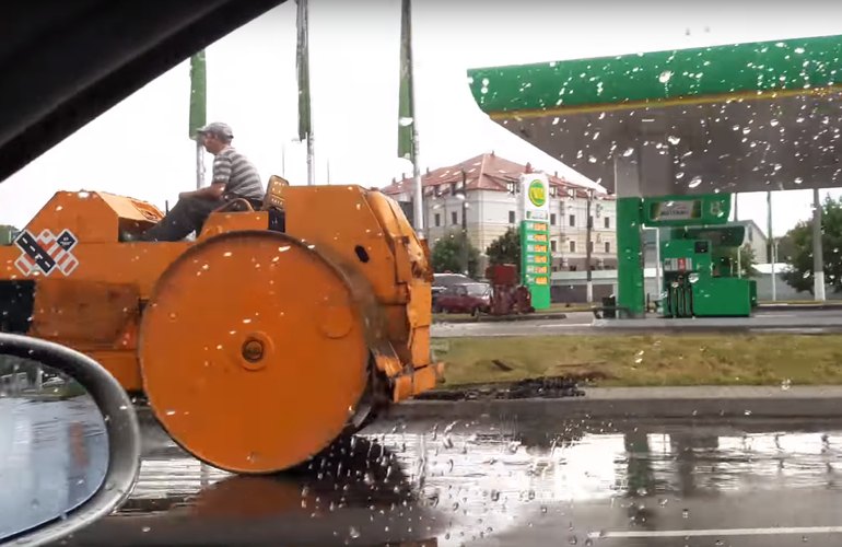 «Нарушений нет»: эксперт рассказал об укладке в Житомире асфальта после дождя
