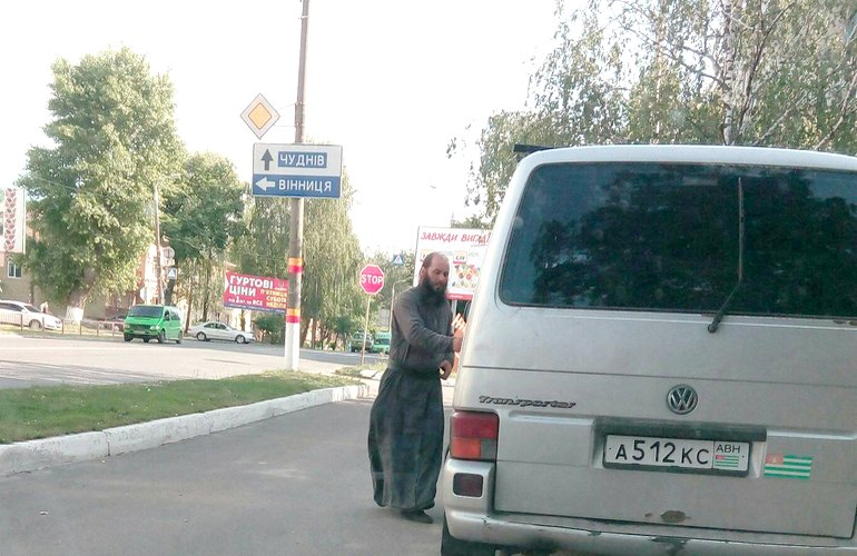 «Навалять, машину сжечь»: украинцев возмутил поп на авто с номерами непризнанной Абхазии в Бердичеве. ФОТО