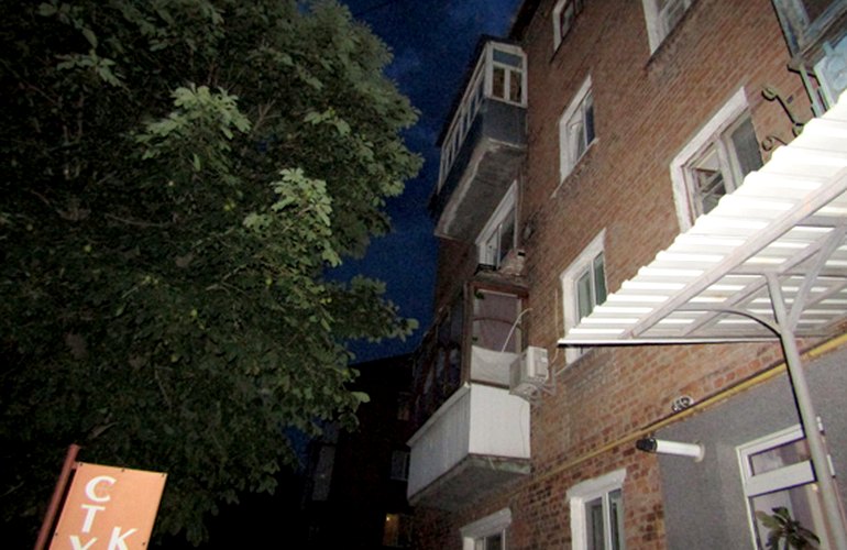 В Житомирской области мужчина вышел покурить и упал с 3-го этажа вместе с балконом