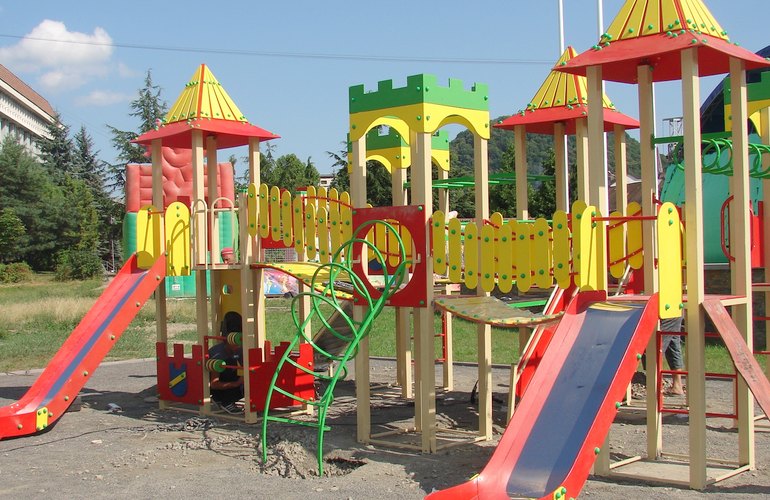 Волонтеры из США подарили райцентру Житомирской области детскую площадку