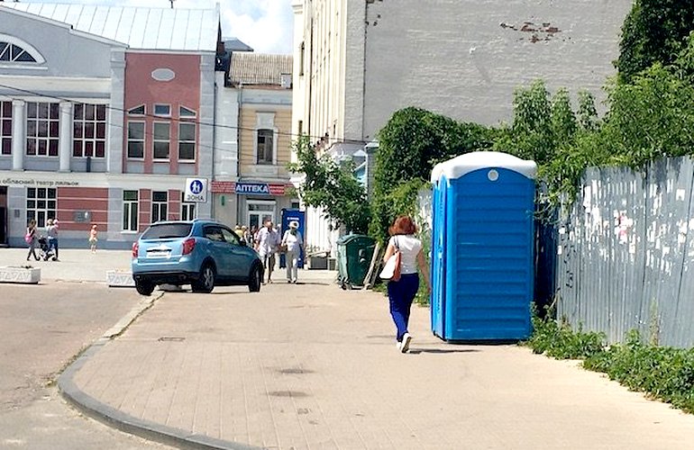 Житомиряне жалуются на туалетные «ароматы» в центре города