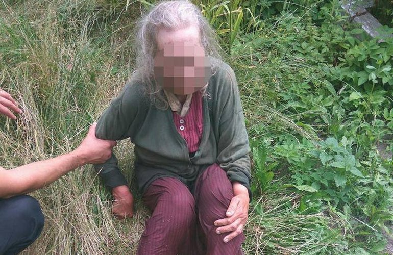В Житомире полицейские нашли психически больную пенсионерку, которая сбежала из дома. ФОТО