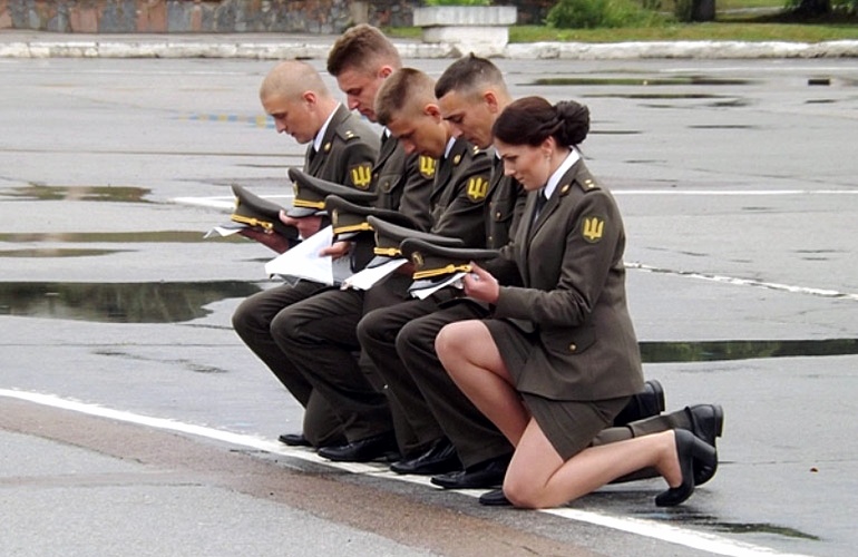 В Житомирском военном институте молодые лейтенанты получили дипломы магистров военного дела. ФОТО