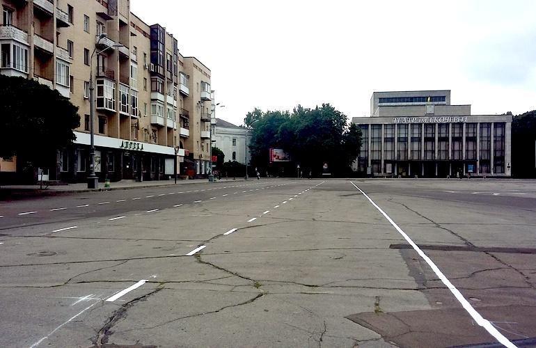 На площади Соборной в Житомире нанесли новую разметку. ФОТО