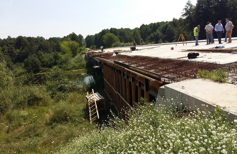 На Житомирщине продолжается строительство автомобильного моста через реку Ирша. ФОТО