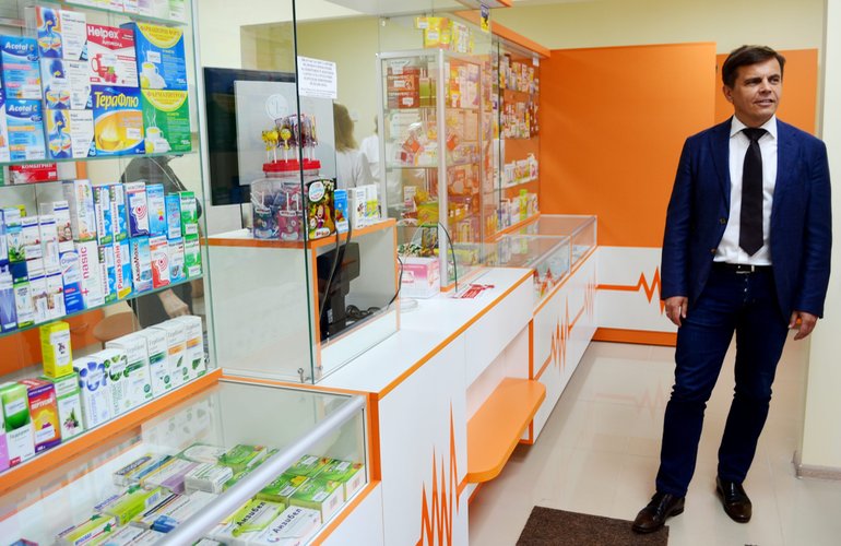 Мэр открыл в Житомире коммунальную аптеку, где популярные медпрепараты будут продавать без наценки. ФОТО