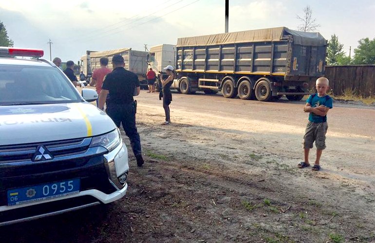 Тяжеловесные грузовики, игнорируя знаки, разбивают дорогу в селе под Житомиром. ФОТО