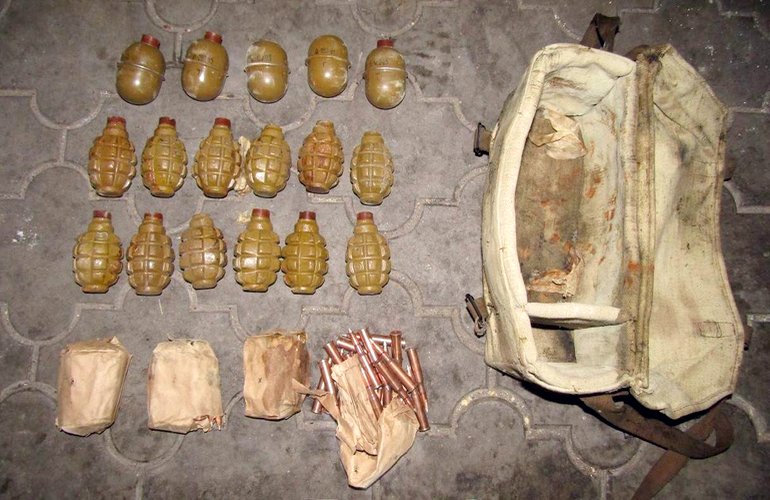 Рядом с железнодорожной станцией в райцентре Житомирщины обнаружили сумку с гранатами
