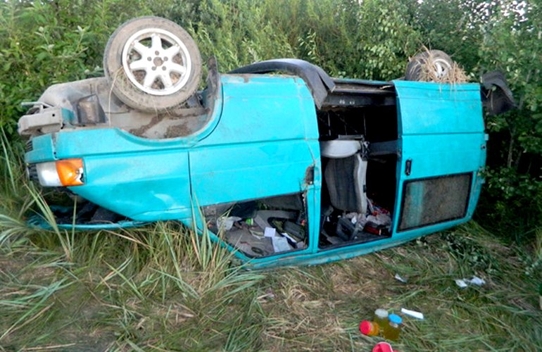 Ночью в Житомирской области перевернулся микроавтобус: двое погибших, трое пострадавших