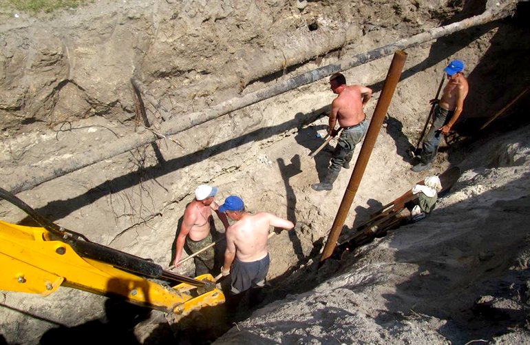Аварийная служба КП «Житомирводоканал» ликвидирует прорыв водопровода на Смолянке. ФОТО