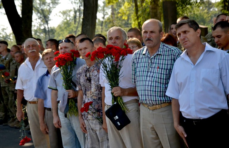 В День ВДВ сотни житомирян пришли на военное кладбище почтить память погибших десантников. ФОТО
