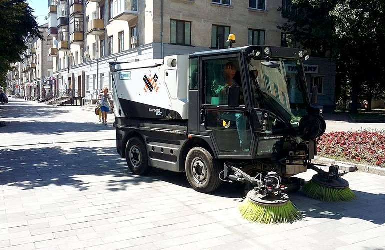 Новая машина для уборки тротуаров за 900 тыс. гривен вышла на улицы Житомира. ФОТО