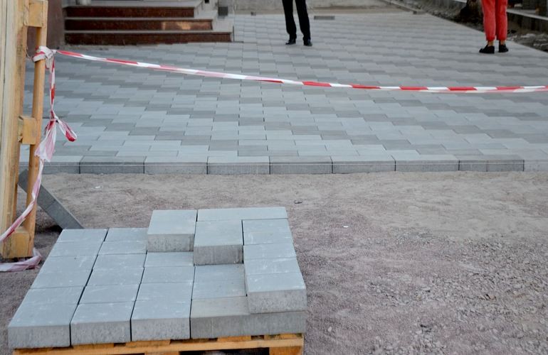 Ко Дню Житомира тротуары по улице Театральной планируют устелить новой плиткой
