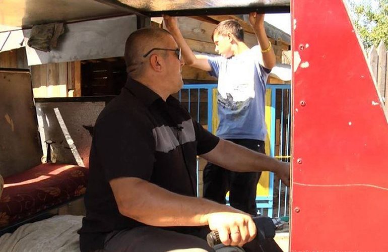 Слепой мужчина на Житомирщине собрал мини-трактор по собственным чертежам. ФОТО