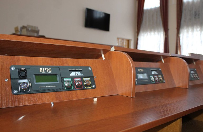 В сессионном зале Житомирского облсовета устанавливают новую систему для голосования. ФОТО