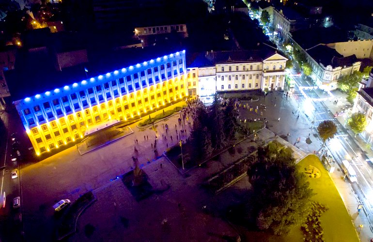 Инсталляция в национальных цветах: в ОГА рассказали о подсветке админздания в центре Житомира. ФОТО