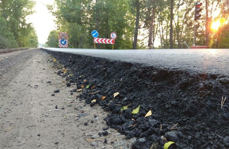 Дорожники активно ремонтируют участок автотрассы Житомир–Черновцы. ФОТО