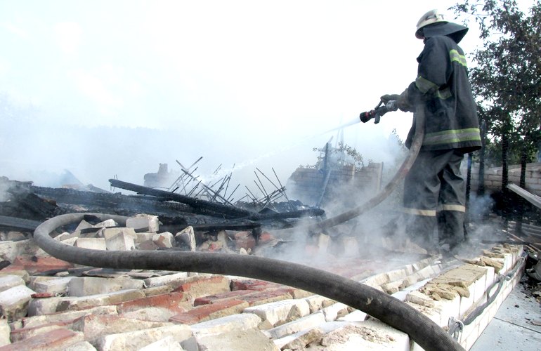 В Житомире на выходных сгорел частный дом. ФОТО