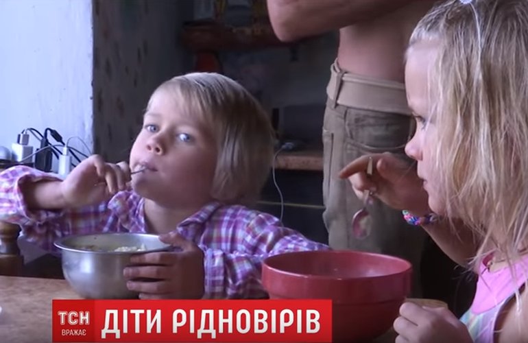 Суд оставил детей в семье родноверов из села на Житомирщине, но сельсовет не сдается. ВИДЕО
