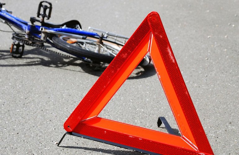 В Житомирской области водитель внедорожника сбил двух детей на велосипедах