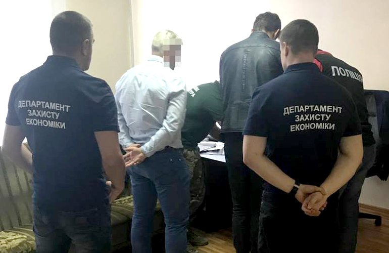 Житомирский валютчик дал взятку полицейскому и теперь может провести 8 лет за решеткой