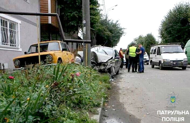 В Житомире пьяный водитель задел два автомобиля и врезался в столб