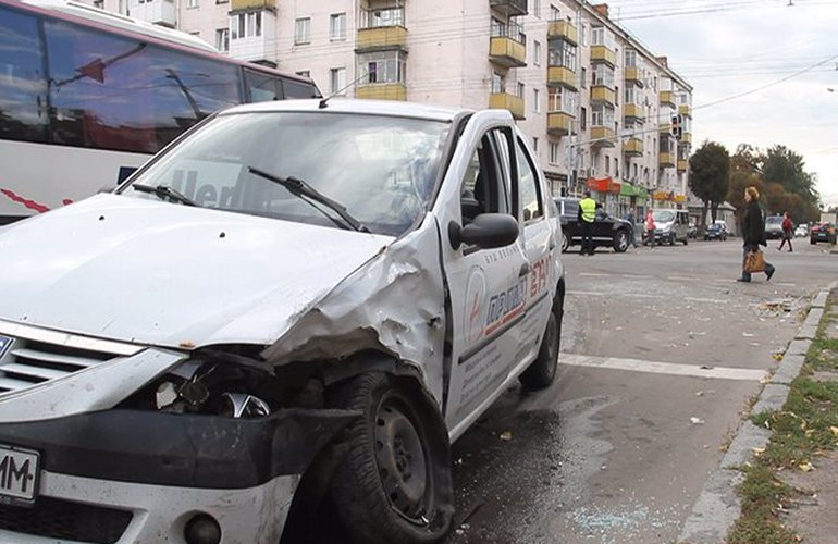 ДТП в Житомире: на перекрестке столкнулись Toyota и Dacia, водителей забрала «скорая». ФОТО