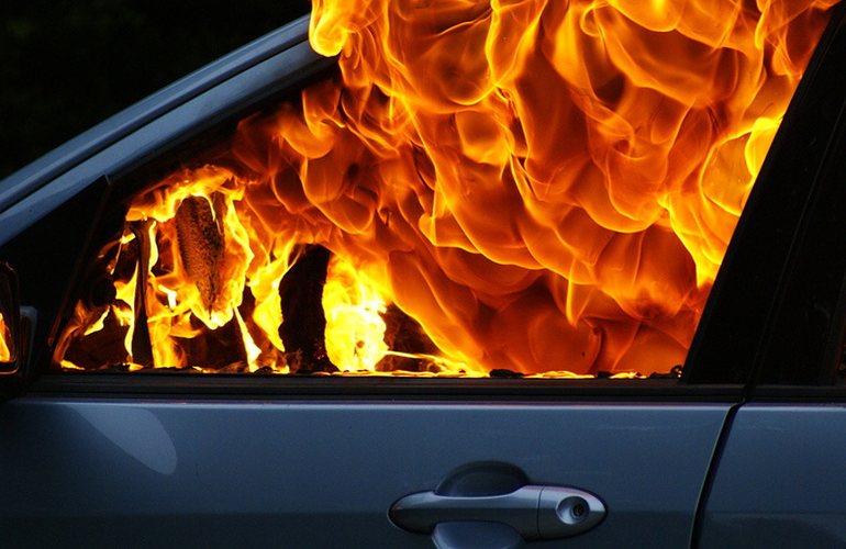 В Житомирской области неизвестные подожгли автомобиль депутата от партии УКРОП