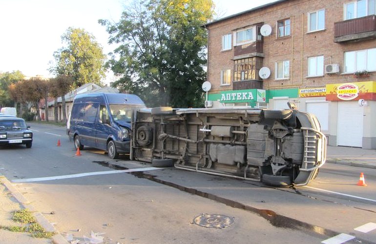 Утром на перекрестке в Житомире столкнулись сразу три микроавтобуса. ФОТО
